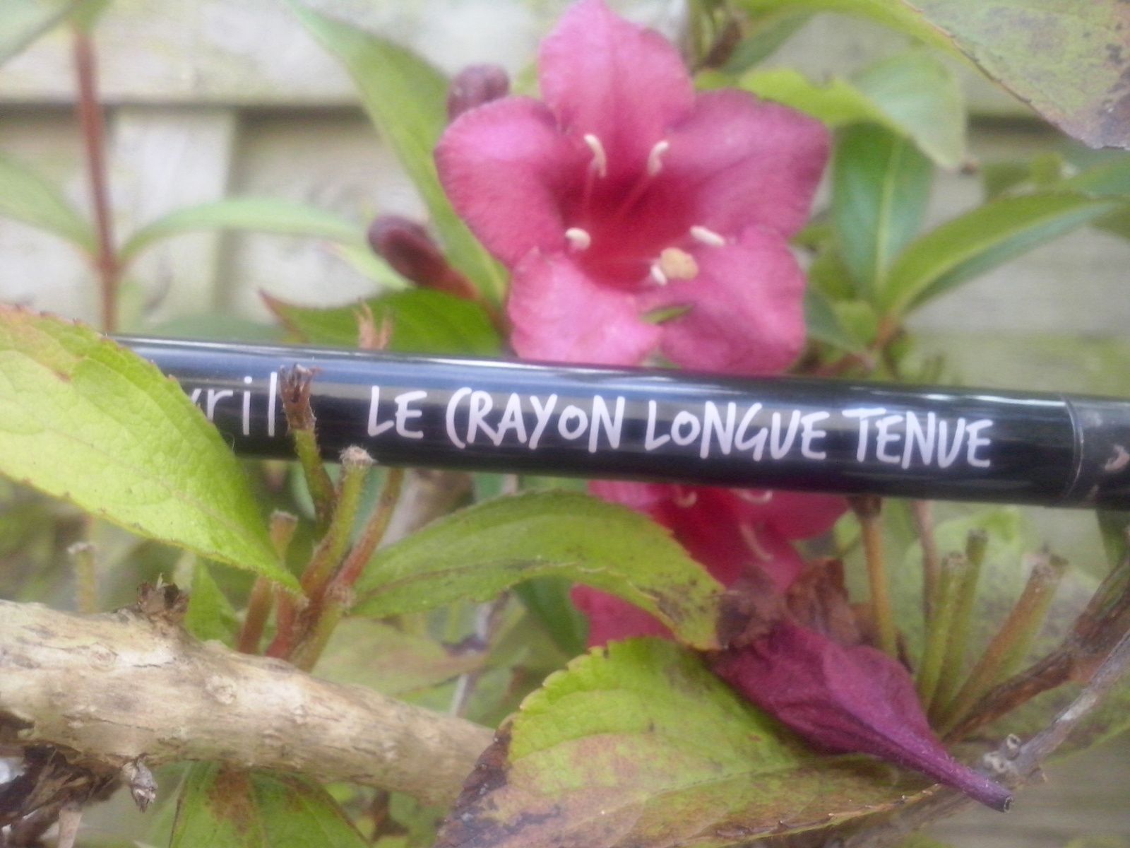 crayon pour les yeux , avril