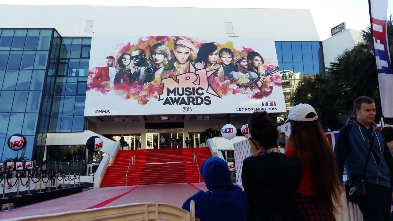 Le tapis rouge  à Cannes, pour les 17e NRJ Music Awards