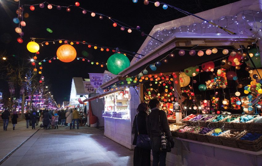 Le Marché de Noël Champs-Élysées  s’étend depuis le rond-point des Champs-Élysées jusqu’à la place de la Concorde. On y trouve de nombreuses idées de cadeaux et dégustation des produits artisanaux et du terroir, mais aussi des manèges et attractions pour les enfants. Visitez pas moins de 200 chalets de bois, dont une vingtaine consacrés à la gastronomie française et une quarantaine à l’artisanat d’art. 