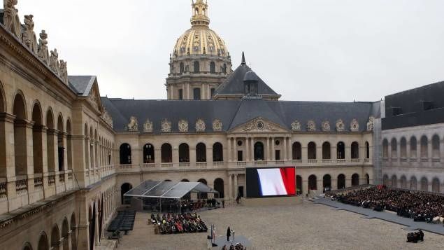 Les trois chanteuses ont repris, vendredi lors de la cérémonie solennelle dans la cour des Invalides, le titre mythique de Jacques Brel devant un président de la République au bord des larmes. 