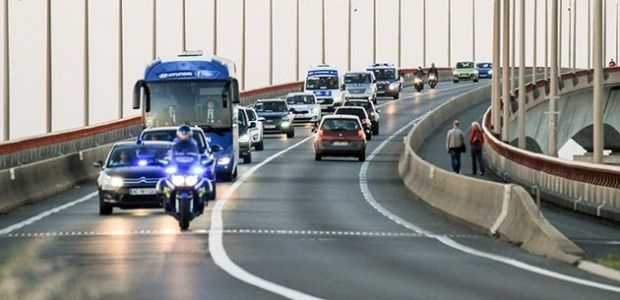 El Bus de La Roja en el puente de la isla de Ré.