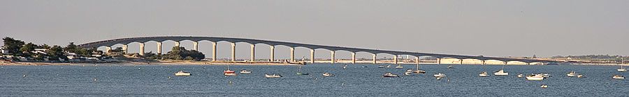 El puente que une la isla a La Rochelle