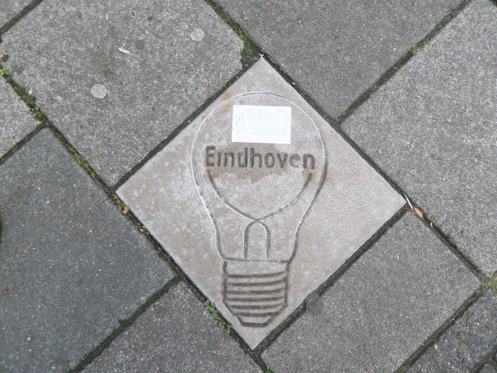 En 1891, les frères Phillips fondent une société d'eclairage à Eindoven. Cette entreprise est aujourd'hui la fierté de la ville et réalise un chiffre d'affaire de plus de 25 milliards d'euros par an... D’où le surnom de la ville: The city of lights (Lichtstad it is).