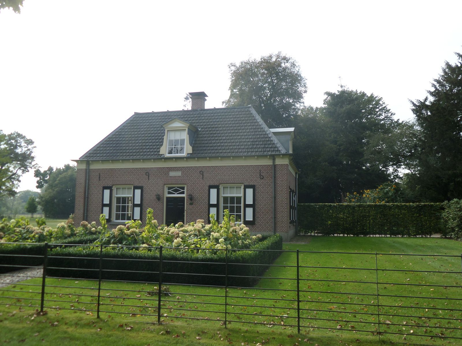 Des vélos de partout, des moulins, des maisons aux toits pointus... Welcome to the real Netherlands!