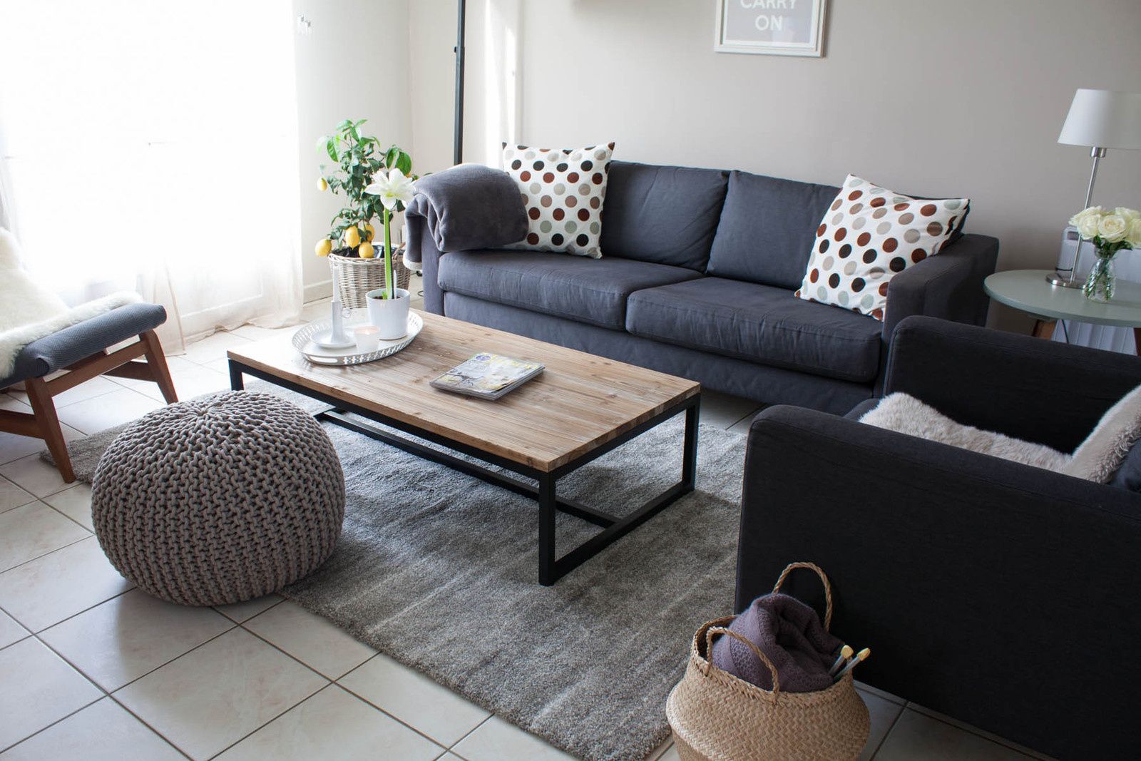 Deco Rideaux Salon Moderne : dit, aussitôt fait ! Voici le nouveau tapis tout doux du salon, gris Deco Rideaux Salon Moderne : dit, aussitôt fait ! Voici le nouveau tapis tout doux du salon, gris