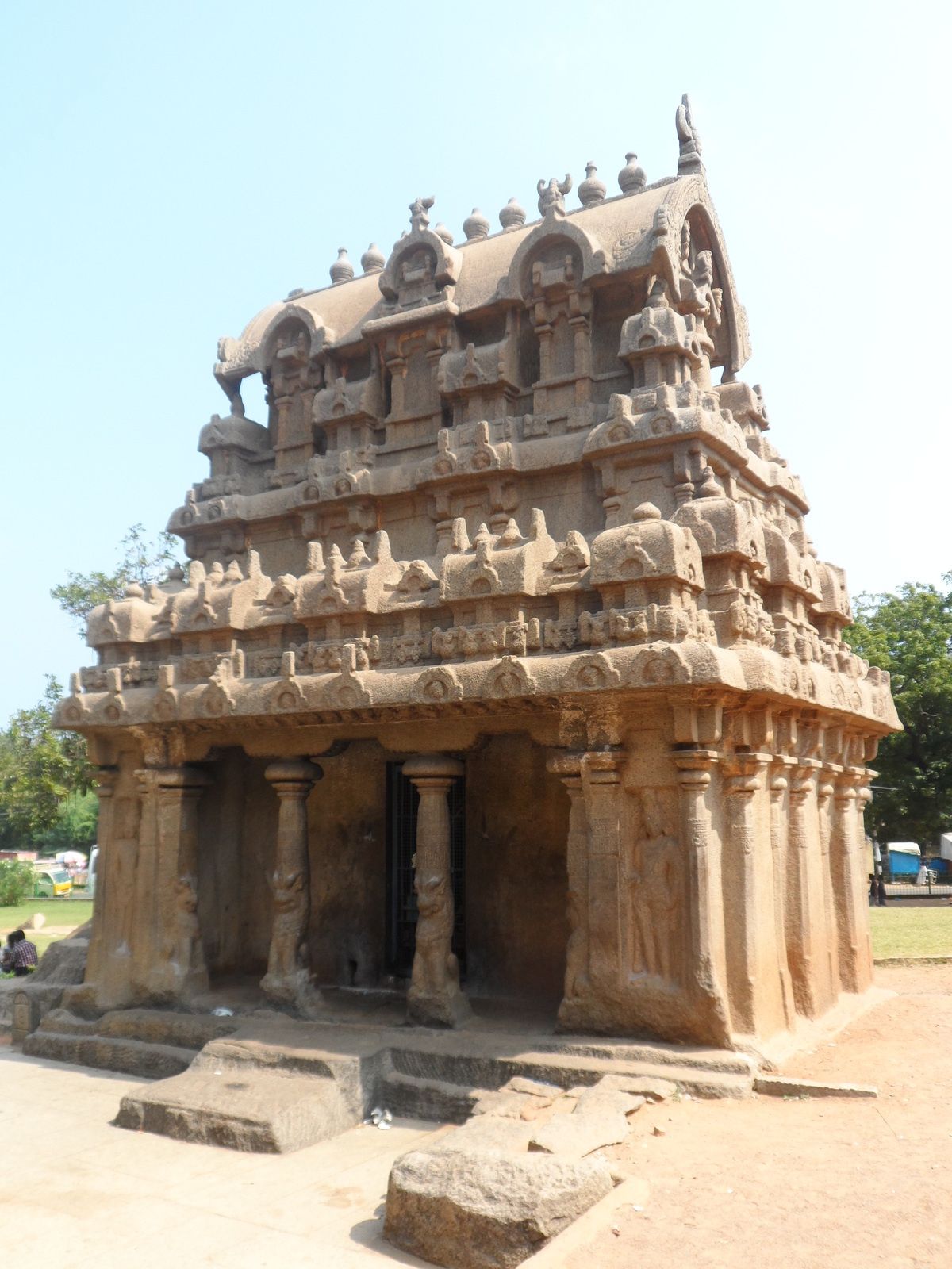 Temple construit dans la roche. vestige d`une ancienne civilation hindou. a.travers.roots.over