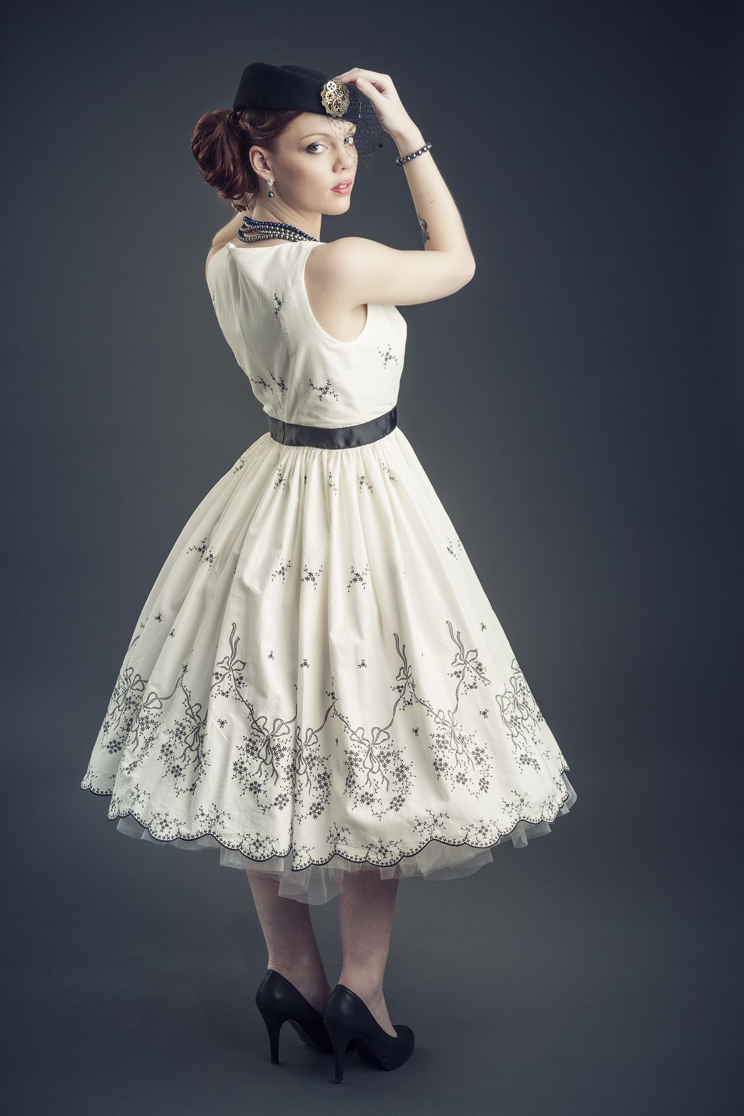 Robe fifties a jupe corole et jupon, en coton blanc brodé noir, robe années  50, robe pin up - Anne-Sophie Toniazzi