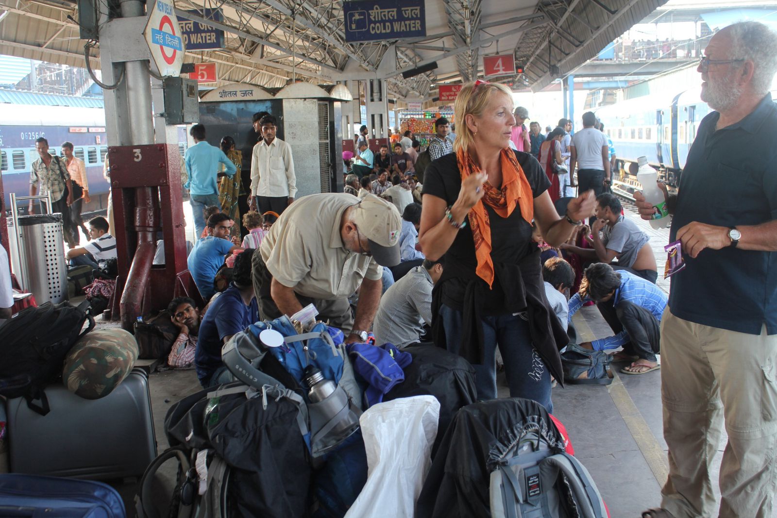 Trajet en bus local de Dharamsala a Pathankot et quai de gare en attente du train de Delhi a Agra