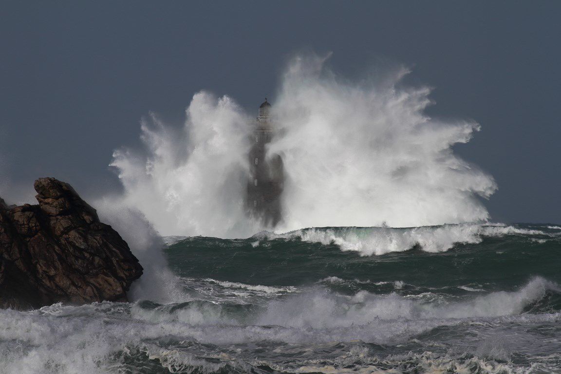 Le FOUR submergé par l'écume lors d'une tempête ( Bretagne)