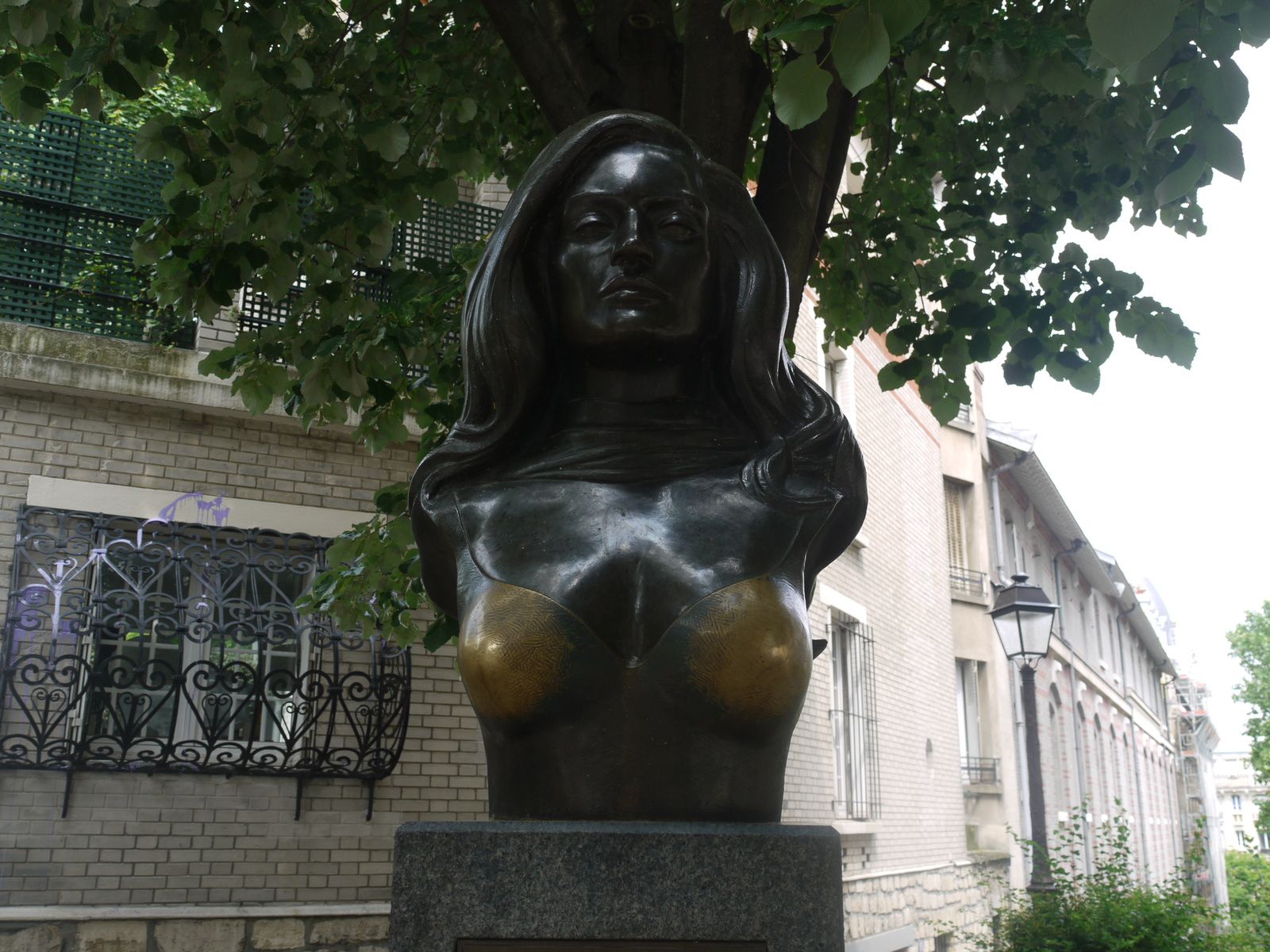 Buste de Dalila sur la place Dalida