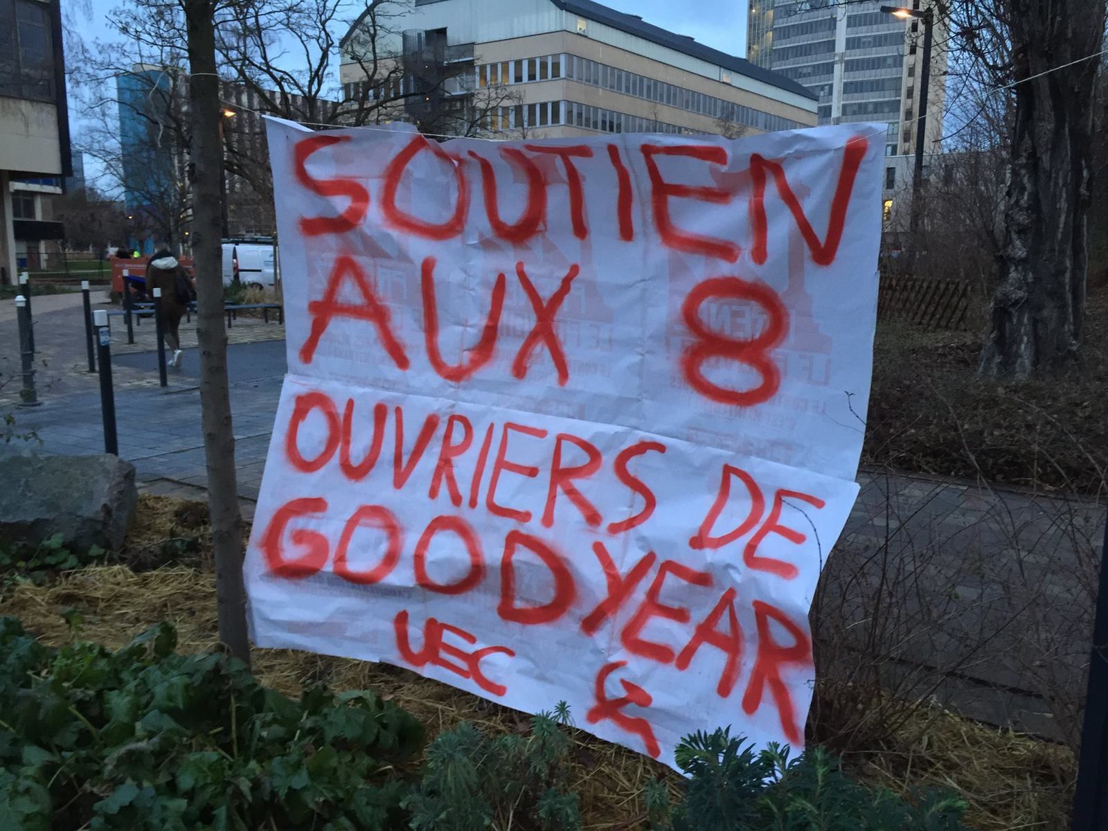 Action de l'UEC Strasbourg en soutien aux 8 ouvriers de Goodyear, le 4 février sur la campus central de l'Unistra