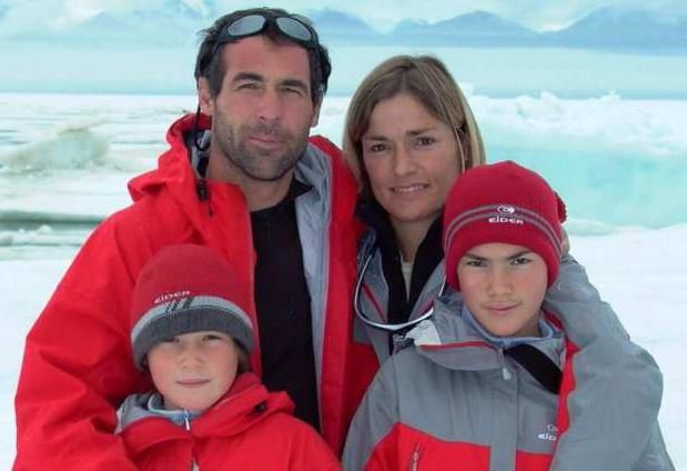En 2005,Mike Horn avait entraîné avec lui sa femme, Cathy (disparue en février dernier), et ses deux enfants, Jessica et Annika, dans le Grand Nord canadien. (Photo Didier Laffond.)