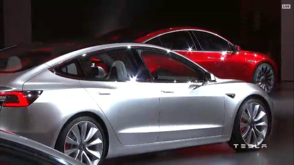 Tesla Model 3 : Elon Musk dévoile la voiture électrique "grand public"