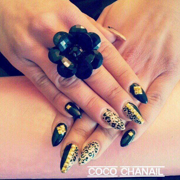 79 - Stiletto nails gel uv couleur beige irisé et noir deco nail art  léopard et studs. - Coco Chanail