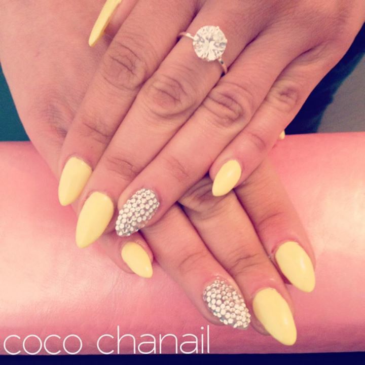 106 - Stiletto Nails - Pose gel uv avec rallongement au chablon, vernis  semi permanent jaune et strass. - Coco Chanail