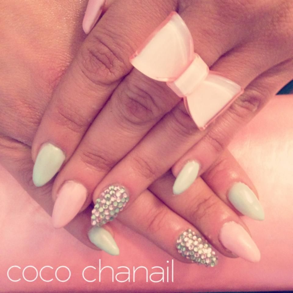 107 , Stiletto Nails , pose gel uv avec rallongement au chablon, gel rose pastel, vert Mint et déco strass.