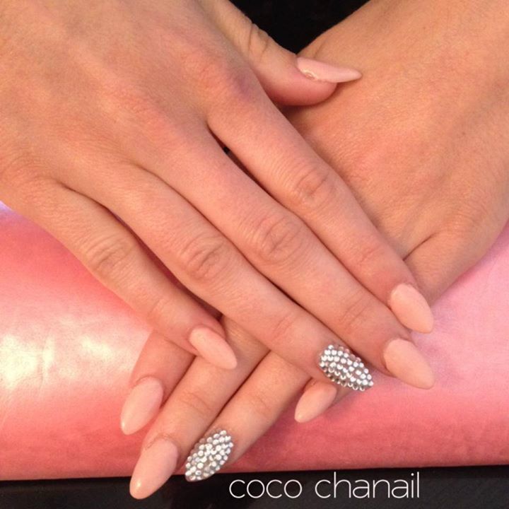 108 - Stiletto Nails pose gel uv avec rallongement au chablon, gel couleur  Nude Or et déco strass, sur ongles rongés.. - Coco Chanail