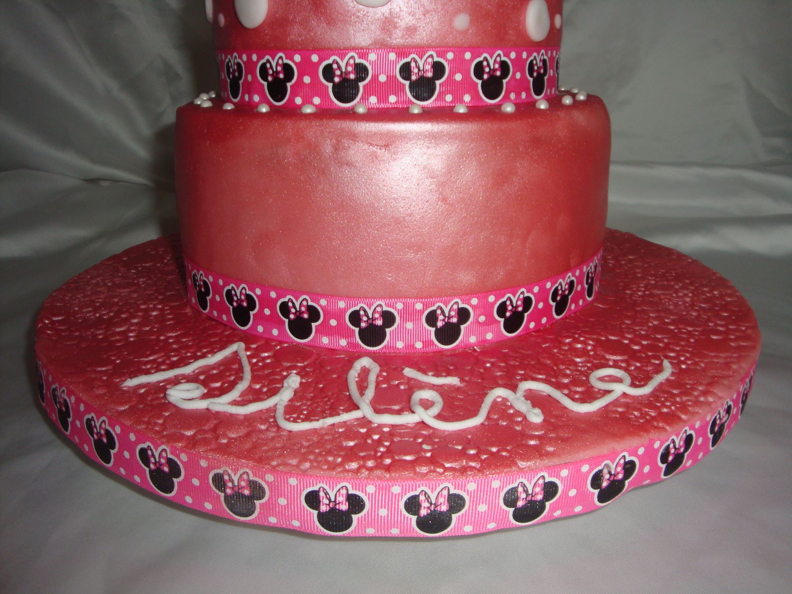 Minnie sur gâteau rose à pois 🍰