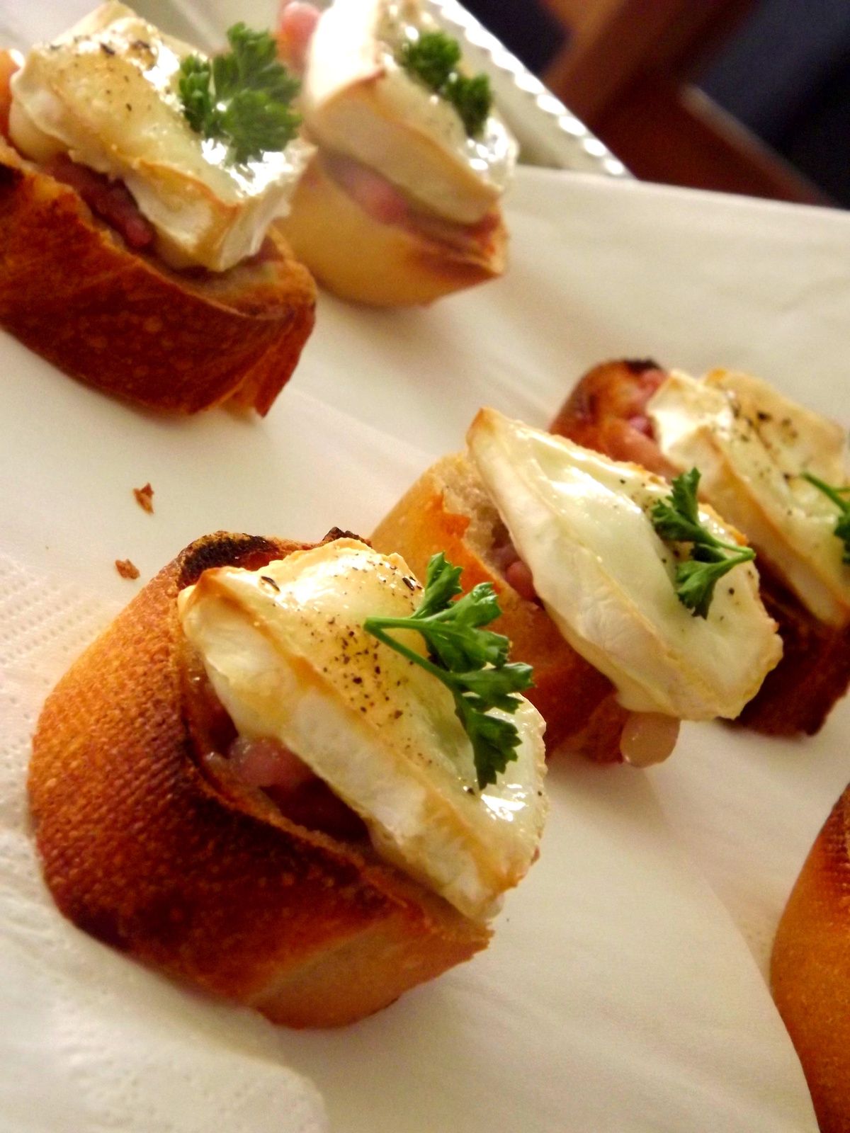 Toasts chauds au miel, lardon et fromage de chèvre Feuilles de chou