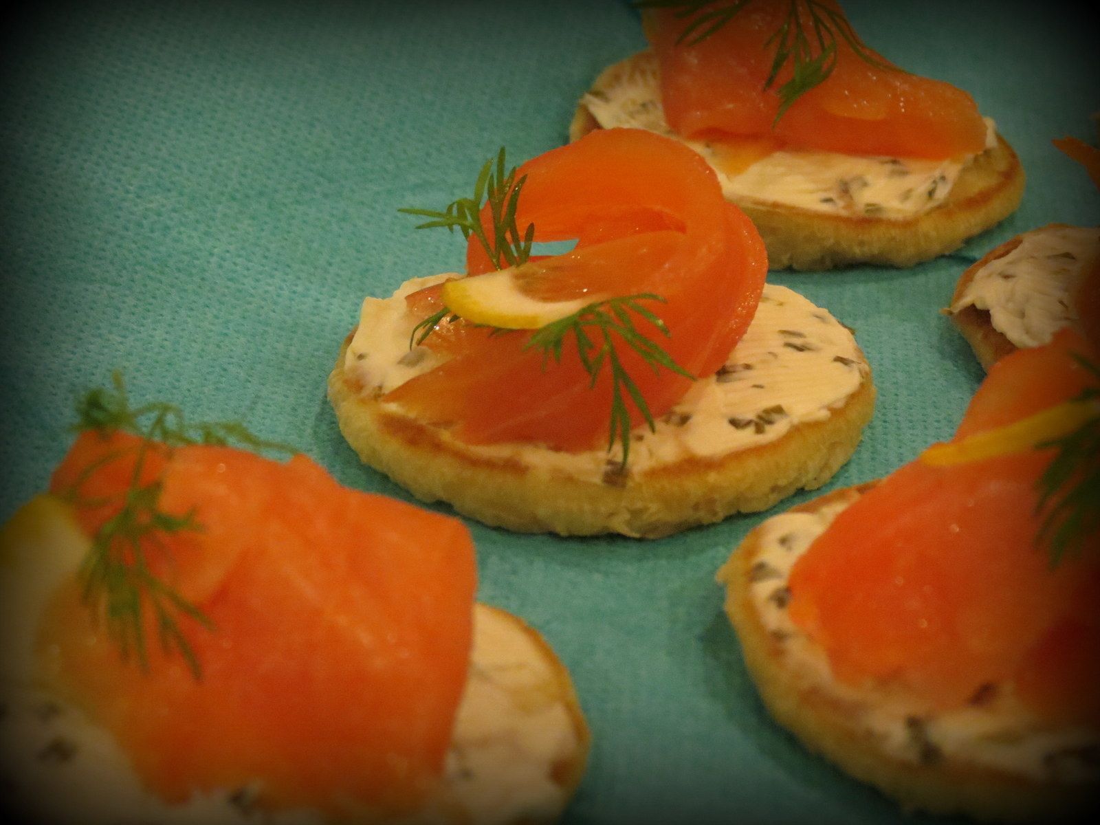 Toast Saumon Fumé Fromage Frais & Ciboulette Toasts au saumon fumé sur lit de fromage frais - Feuilles de chou