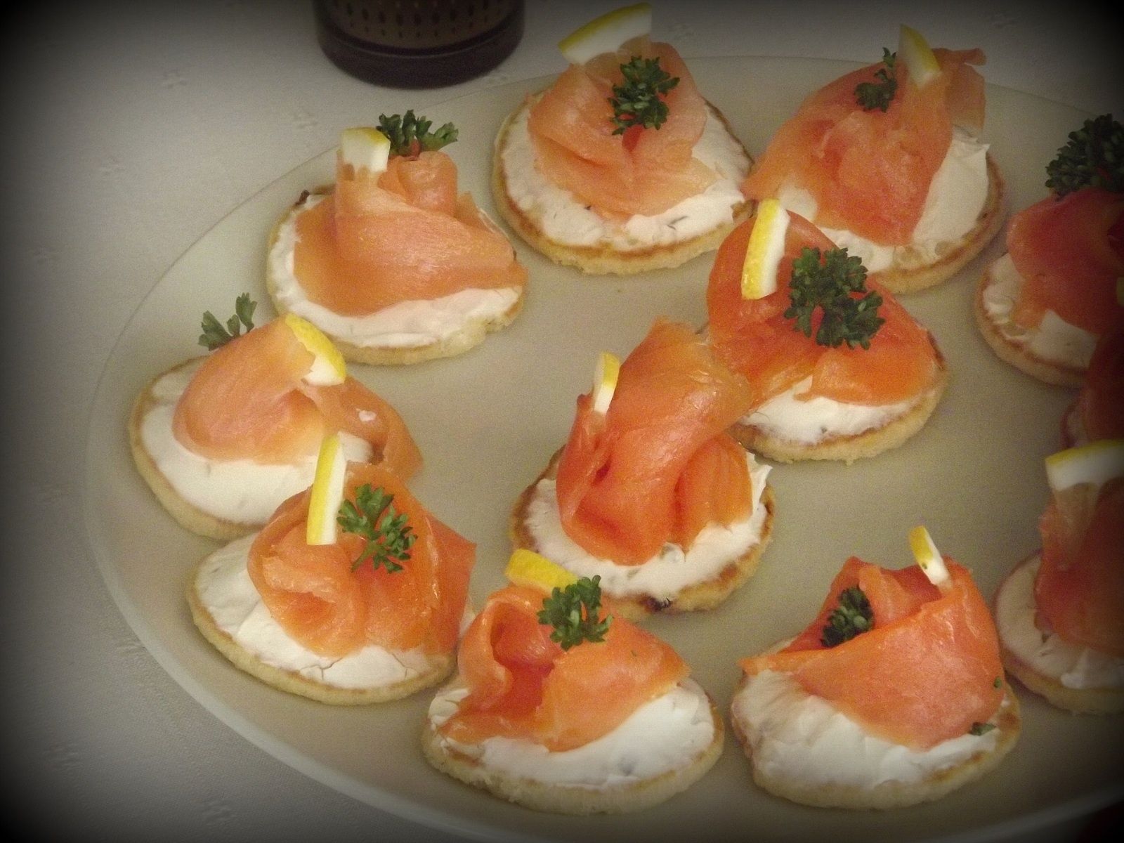 Toast Saumon Fumé Fromage Frais & Ciboulette Toasts au saumon fumé sur lit de fromage frais - Feuilles de chou