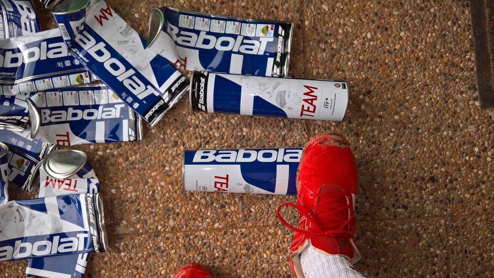 Après les balles, les boites...