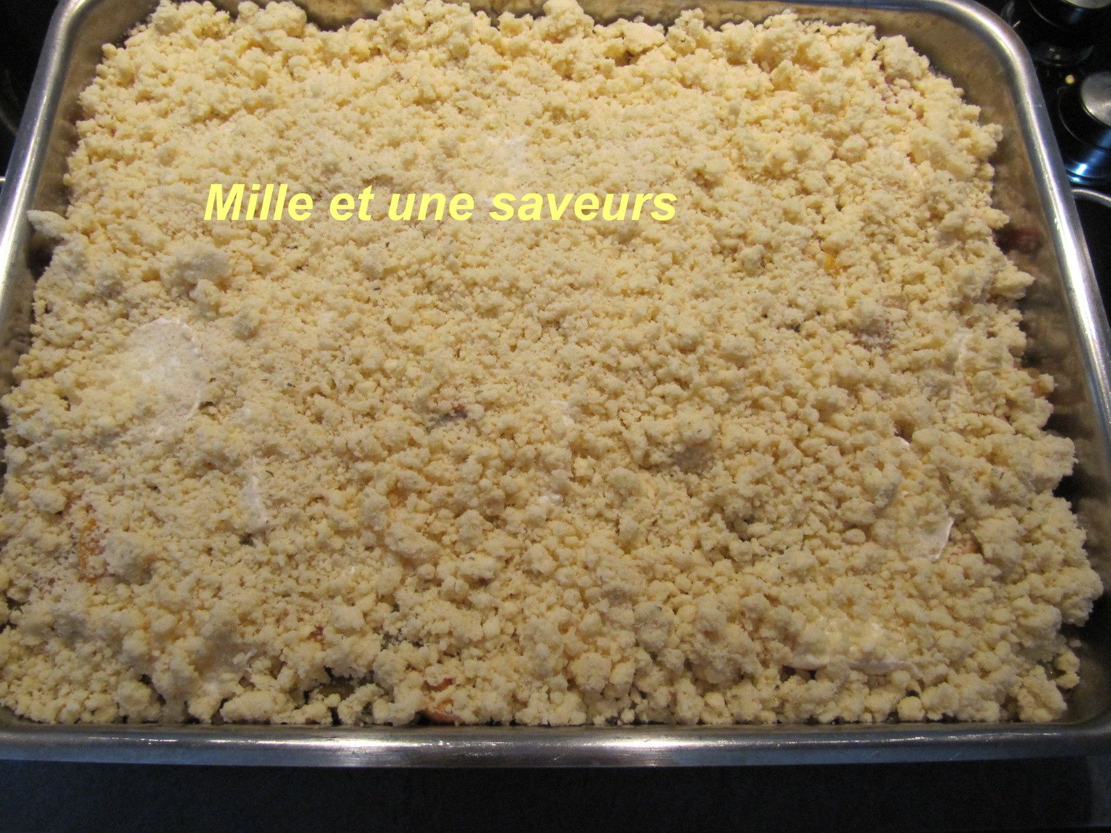 Mettre la pâte à crumbe : 200 gr de beurre mou , 200 gr de fromage parmesan, 200 gr de farine, le tout égrainé