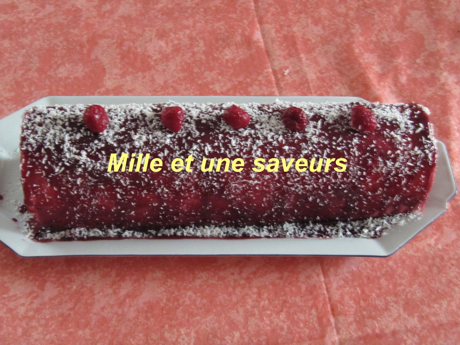 Bûche framboise avec insert chocolat blanc et vanille