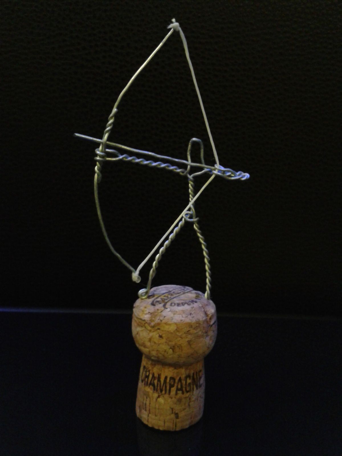les muselets - sculptures sur fil de fer de champagne