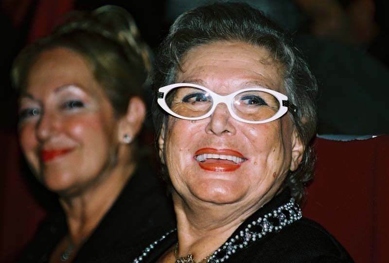 La madre bebe al niño han tomado