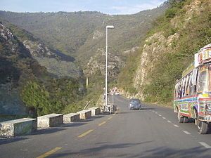 English: a road on the way to Daman e Koh