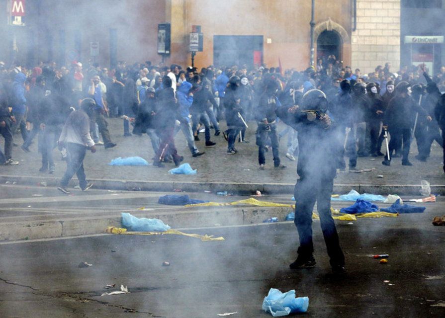 Scènes de guérilla urbaine dans une manifestation à Rome