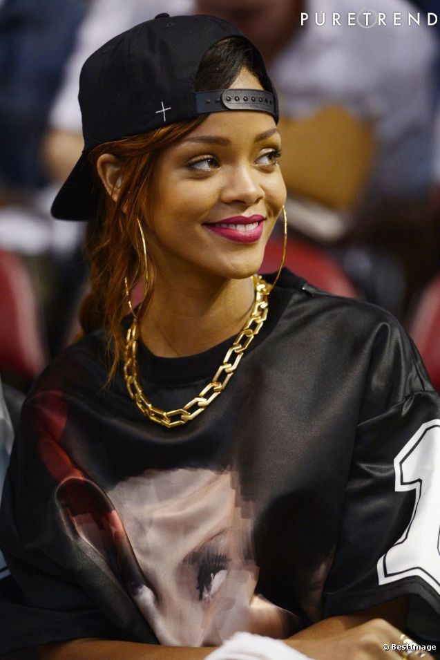 Rihanna : look bling et jean dechire, la chanteuse est fan de... Rihanna -  SELENA