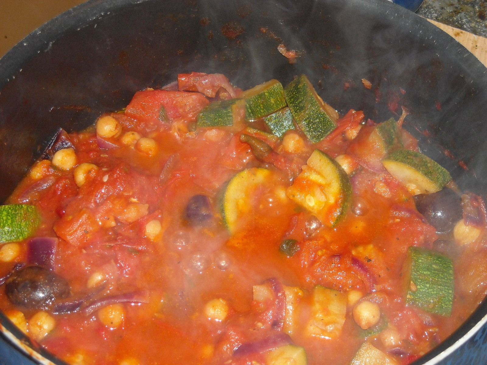 Sardines en tagine et risotto de quinoa aux tomates séchées La table est dressée