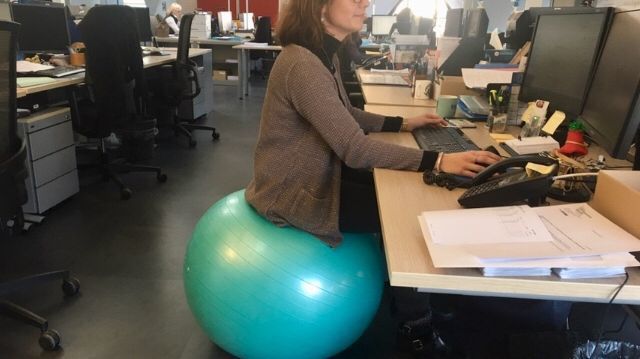 Remplacer son siège au bureau par un ballon gonflable - Tout l'univers de  la Déco Ballon