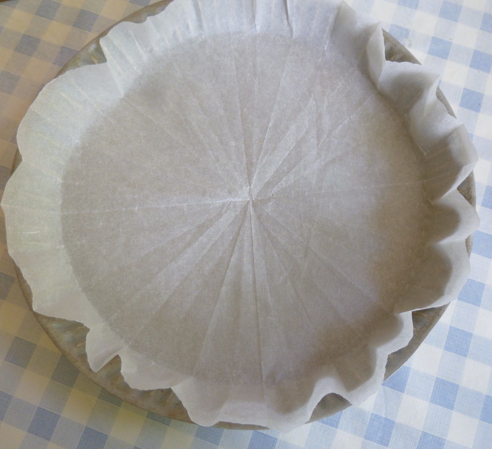 Astuces : comment enfin faire tenir du papier cuisson dans n'importe quel  moule ou contenant ?