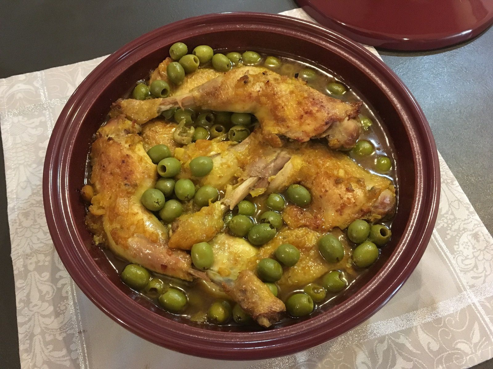 Tajine De Poulet Traditionnel Marocain Aux Olives Et Citrons Salés
