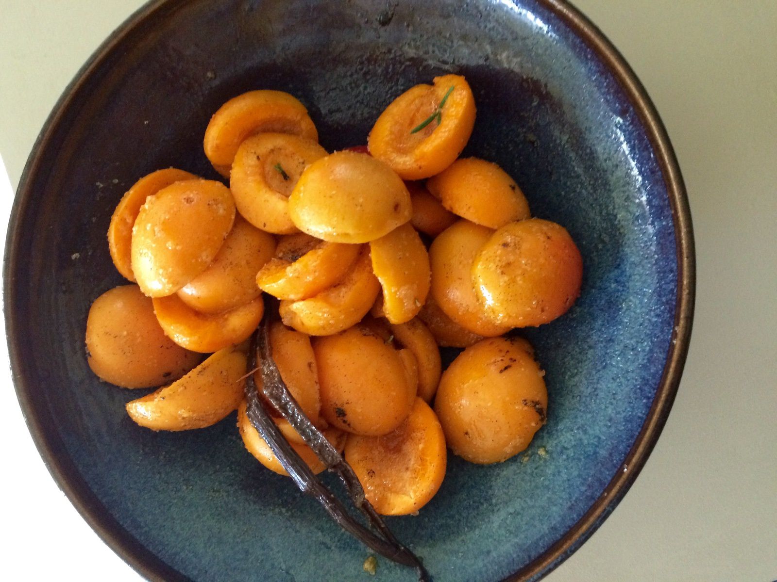 Tarte aux abricots, vanille, romarin et amandes croquantes