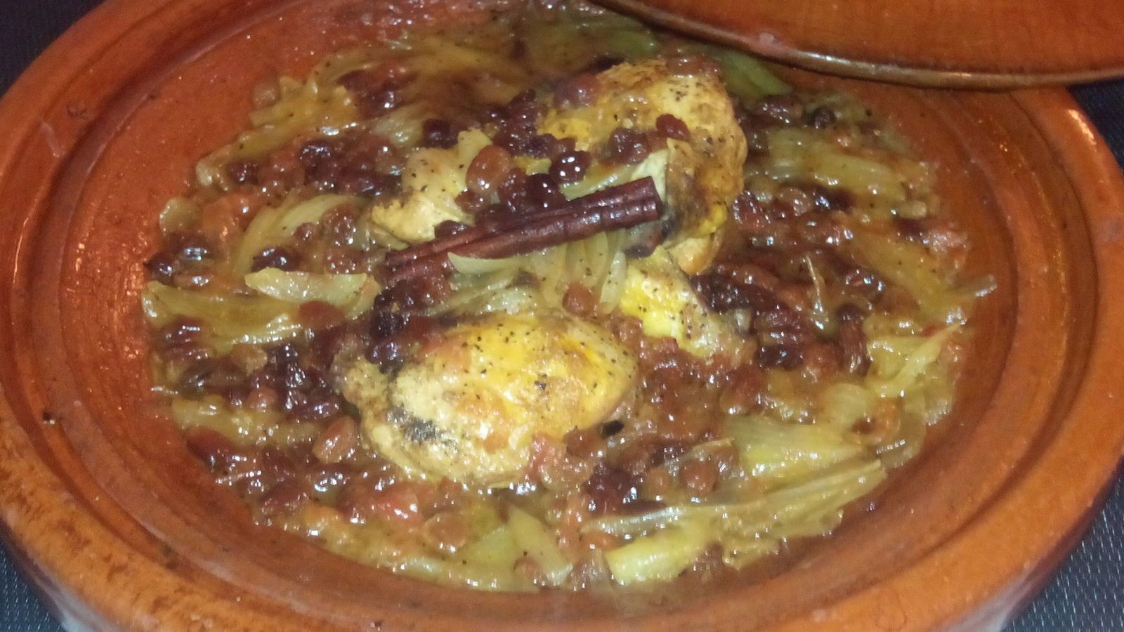 Tajine de poulet aux oignons et raisins secs Passetempscuisine