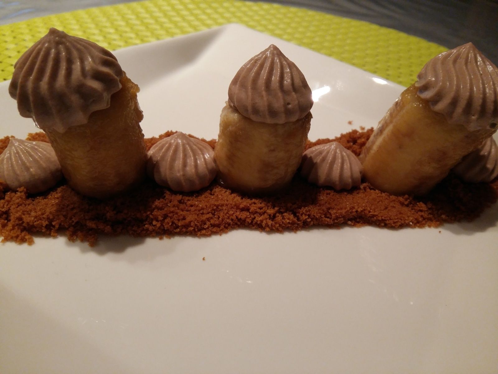 Banane flambée au rhum, chantilly chocolat noisette