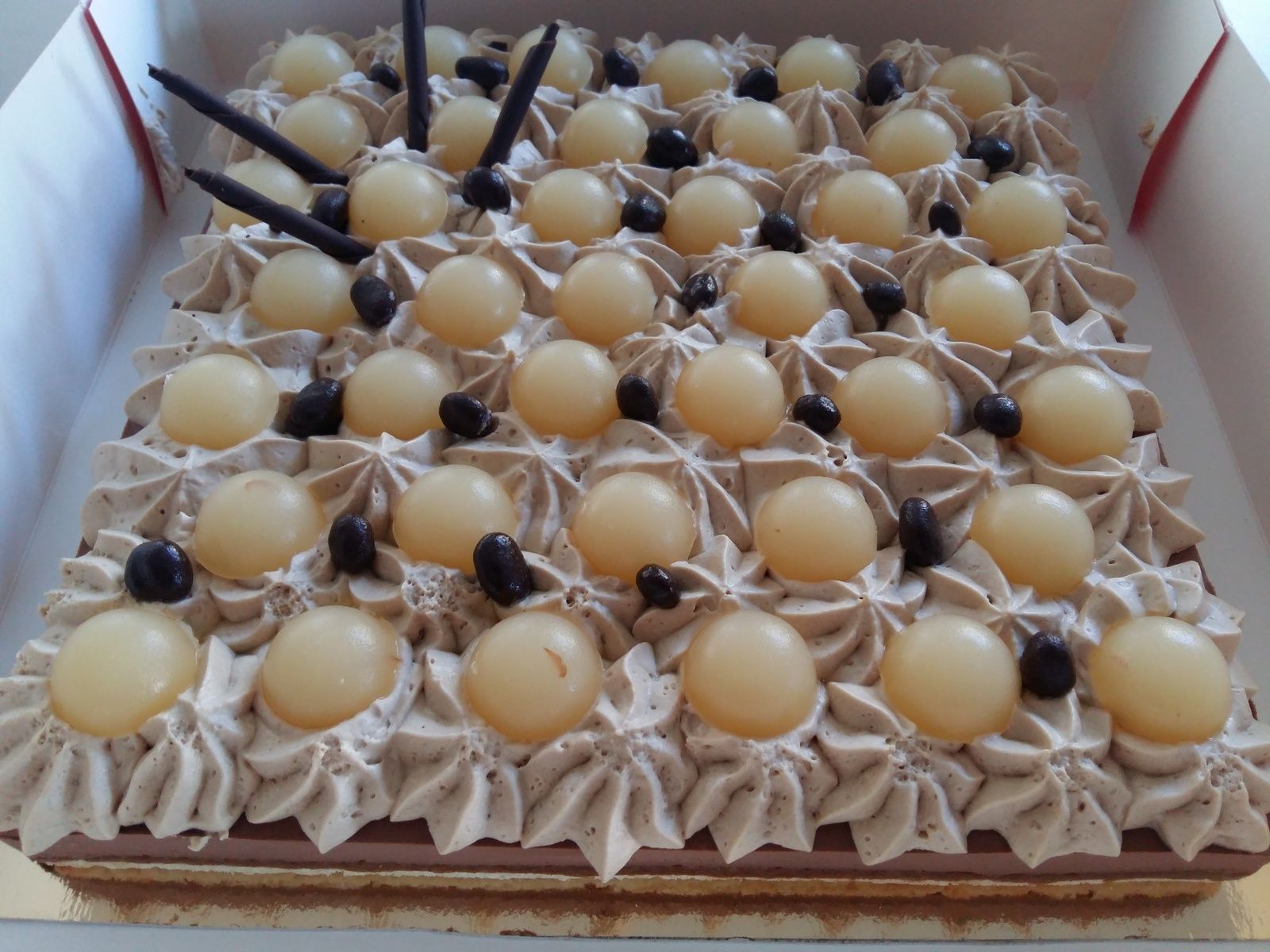 ENTREMET A LA MOUSSE CHOCOLAT ET SPECULOOS AVEC POIRE SUR PRALINE FEUILLETÉ AMANDES