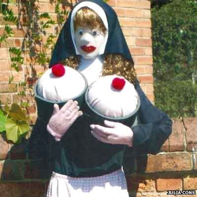"Cupcake, vicaire" l'épouvantail surnommé Sister Mary a été enlevé à l'issue du concours.