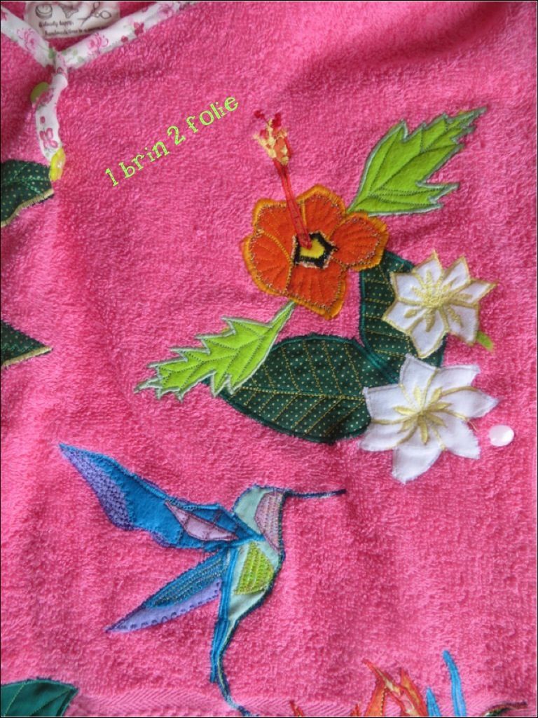 Un poncho de bain personnalisé pour bébé; rose fuschia et fleurs des iles