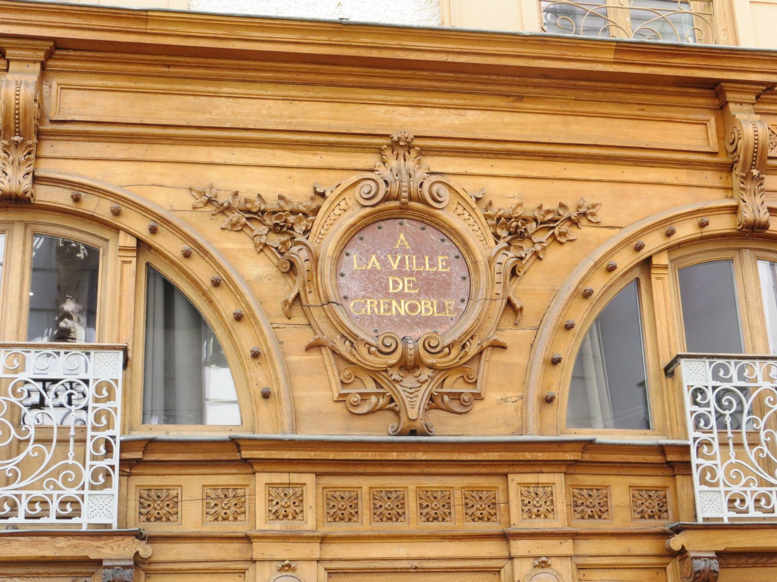 Enseigne d'une boutique au Puy en Velay visite du patrimoine créatif du Puy en Velay