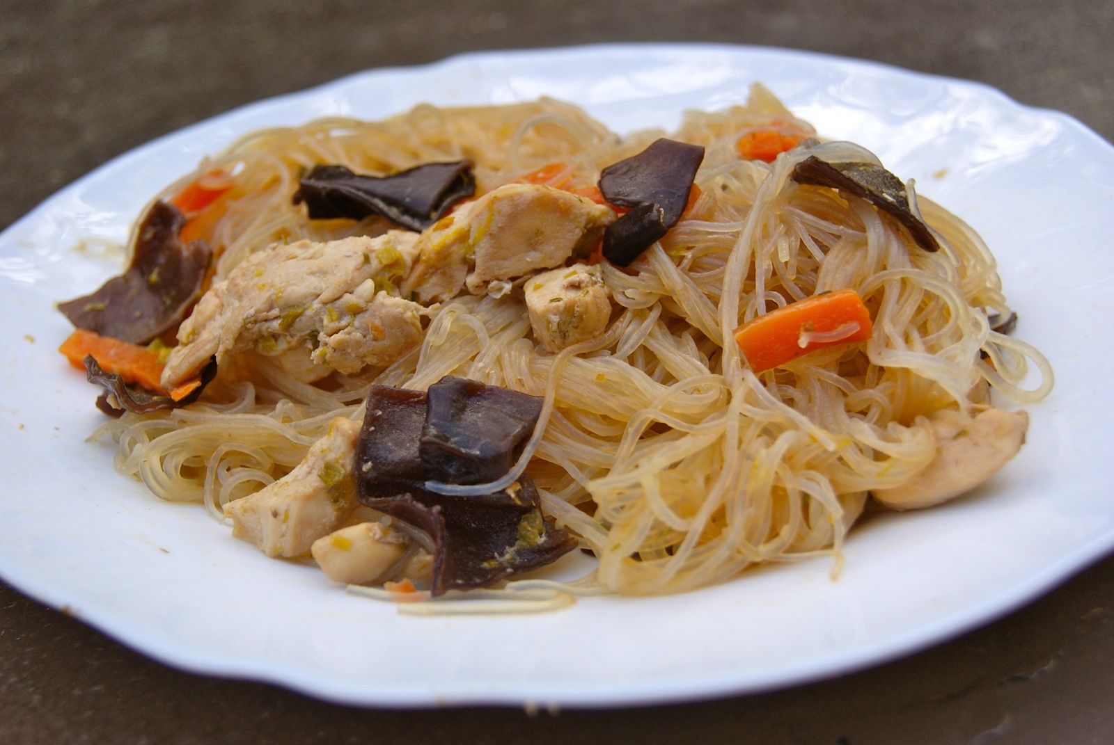 Soupe chinoise de vermicelles au poulet et champignons noirs