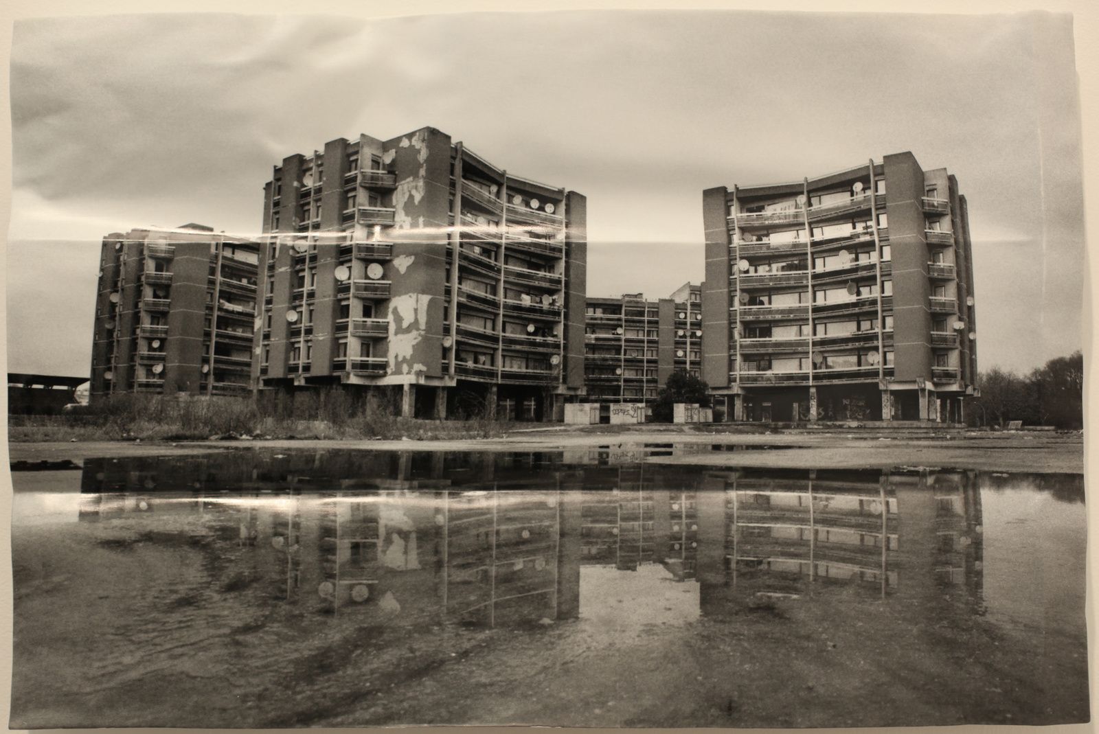 "28 milimètres, portrait d'une génération, La Forestière, Réflexion #1 Clichy sous Bois", 2006 JR © Photo Éric Simon