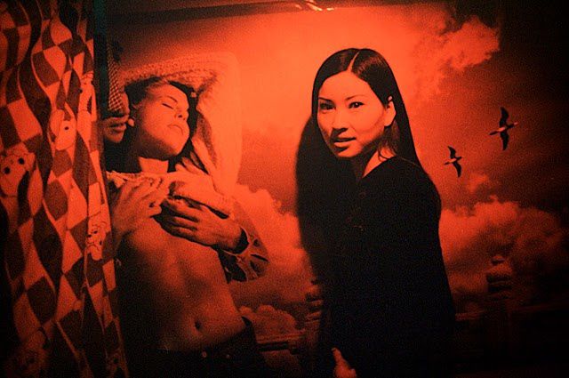 "Jeune prostituée originaire de la province du henan dans un salon de massage, Pekin", 2001 de Patrick Zachmann