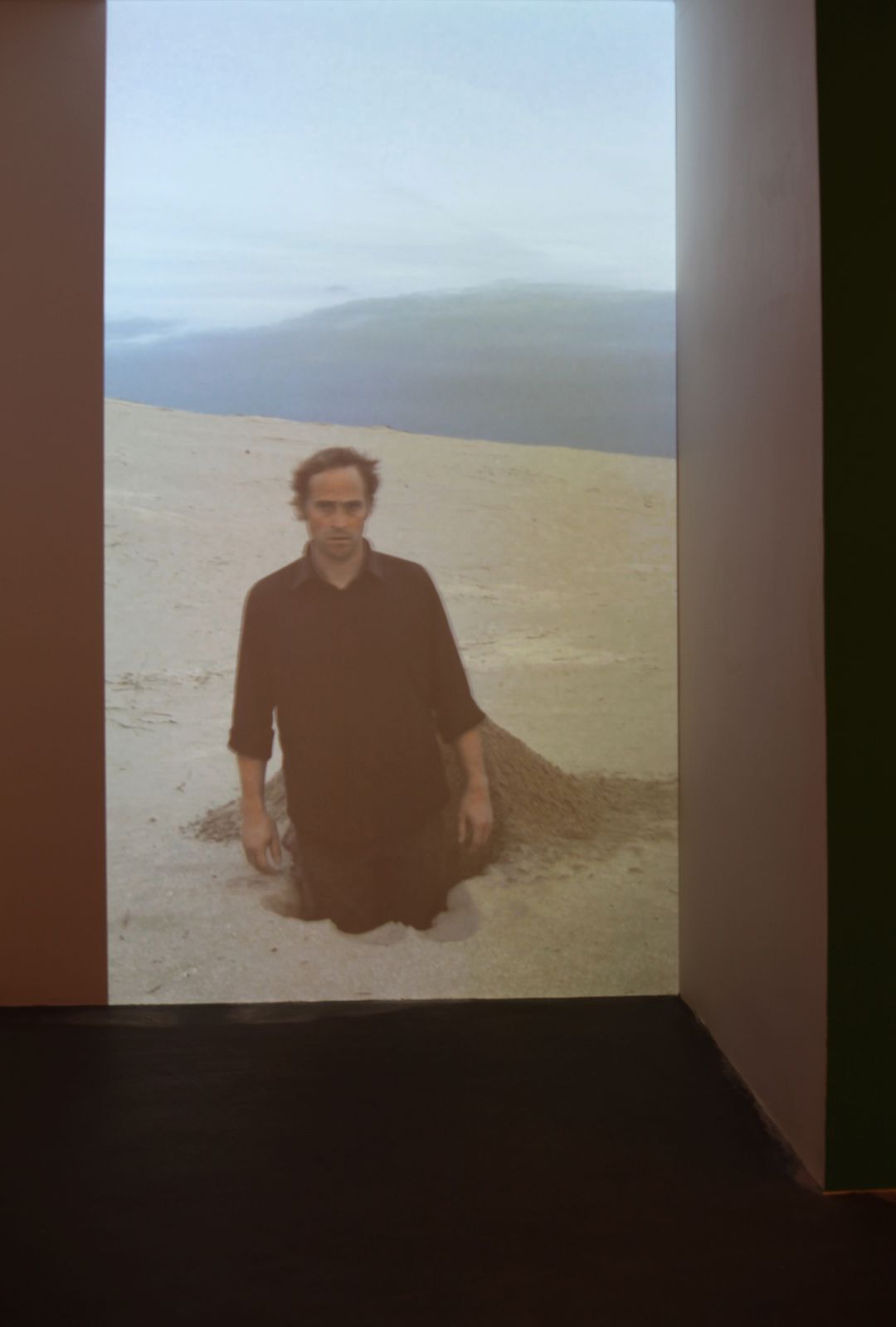 Vidéo "From sand to dust", 2011 de Claude CATTELAIN  - Courtesy Galerie MAUBERT © Photo Éric Simon