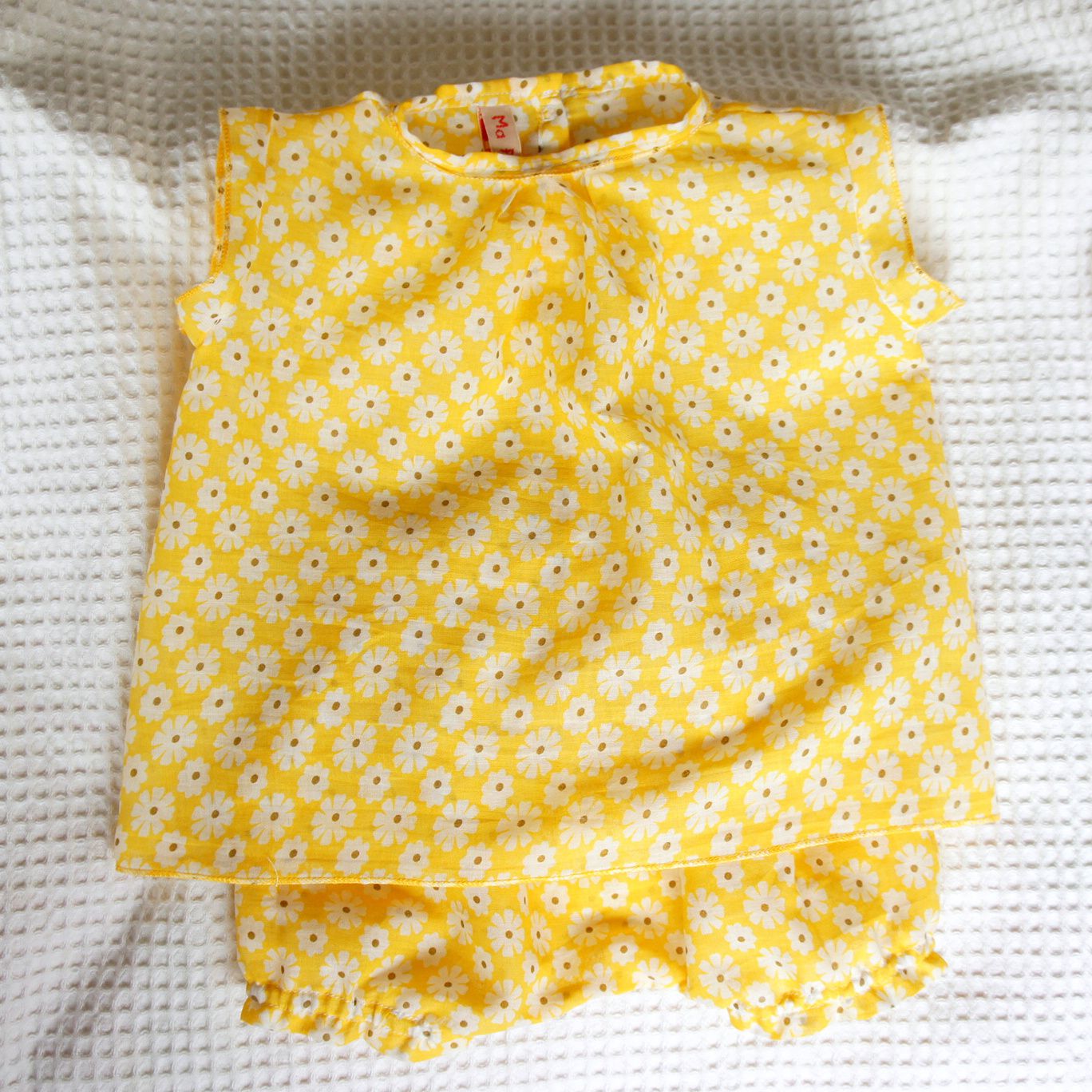 Un joli foulard en coton léger, jamais porté... qu'en faire? Un ensemble pour bébé!