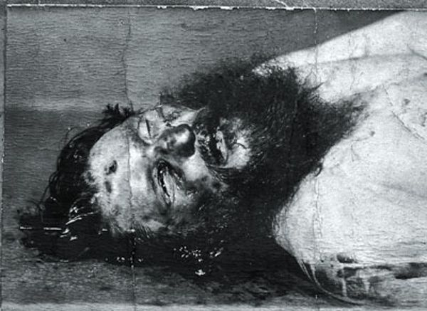 Sur la seconde image, le cadavre de Raspoutine tel qu'il fut retrouvé dans la petite Neva